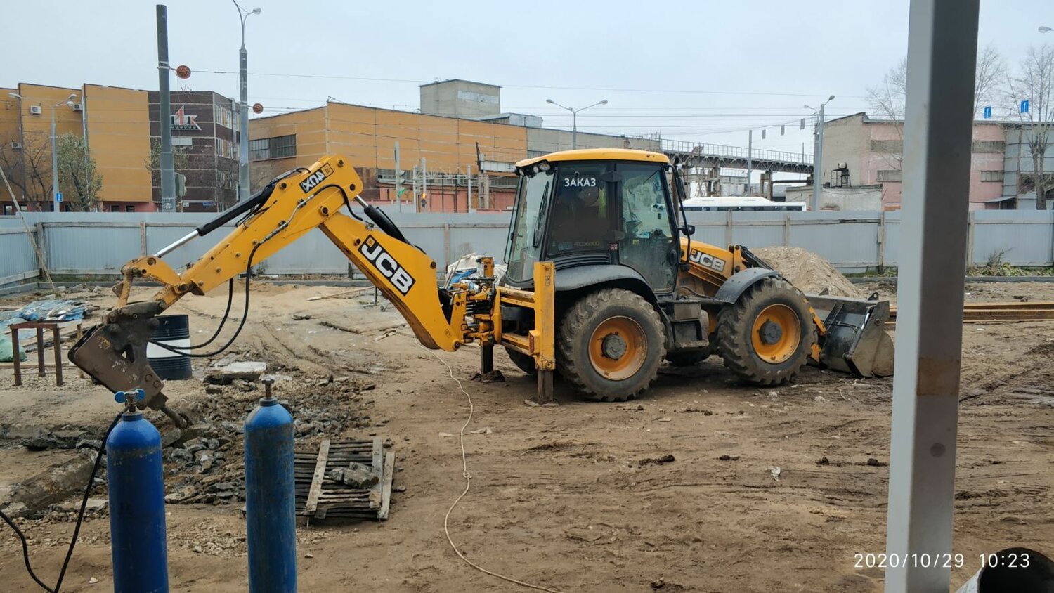 экскаватор-погрузчик с гидромолотом jcb 3cx, экскаватор-погрузчик jcb 3cx копает, экскаватор погрузчик jcb ямобур, катерпиллер 444е с гидромолотом, услуги экскаватора погрузчика