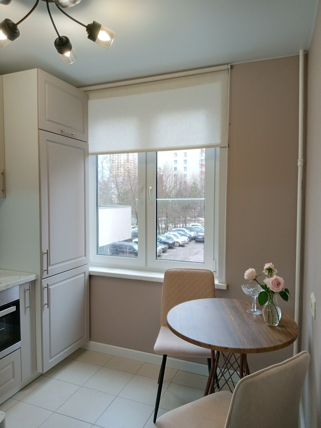 квартира, бежевая кухня с окном, дизайн кухни, окно на кухне хрущевка, кухня