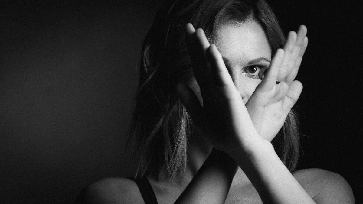 девушка, женщина, девушка прикрывает лицо рукой, люди, портретная фотография