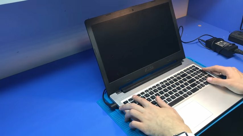 ноутбук, техника, ноутбук программиста, компьютер, работа с портативным компьютером
