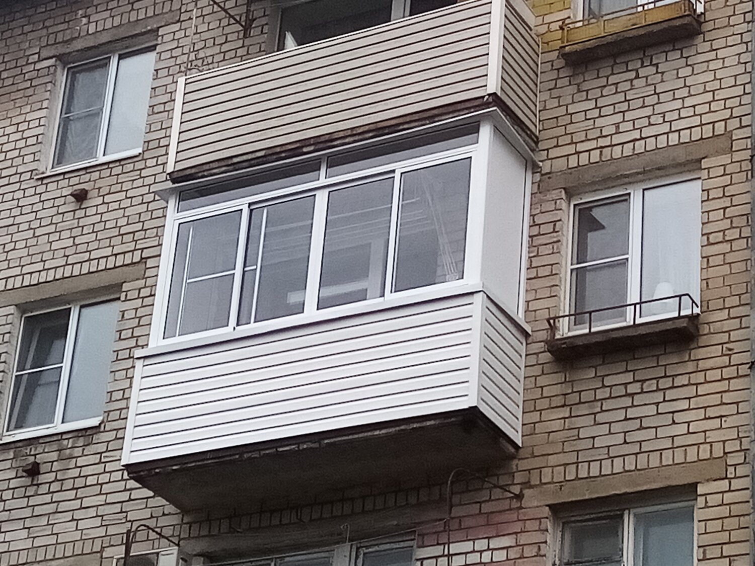 на балконе, остекление балконов и лоджий, балкон в панельном доме, балкон снаружи, остекление балкона брежневка