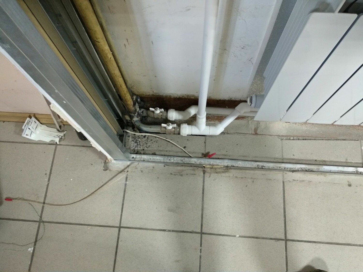 монтаж, каркас из профилей для потолка с нишей под штору, вентиляция в доме из газобетона, монтаж радиаторов отопления избегать 90 углов, заземление на трубу в ванной