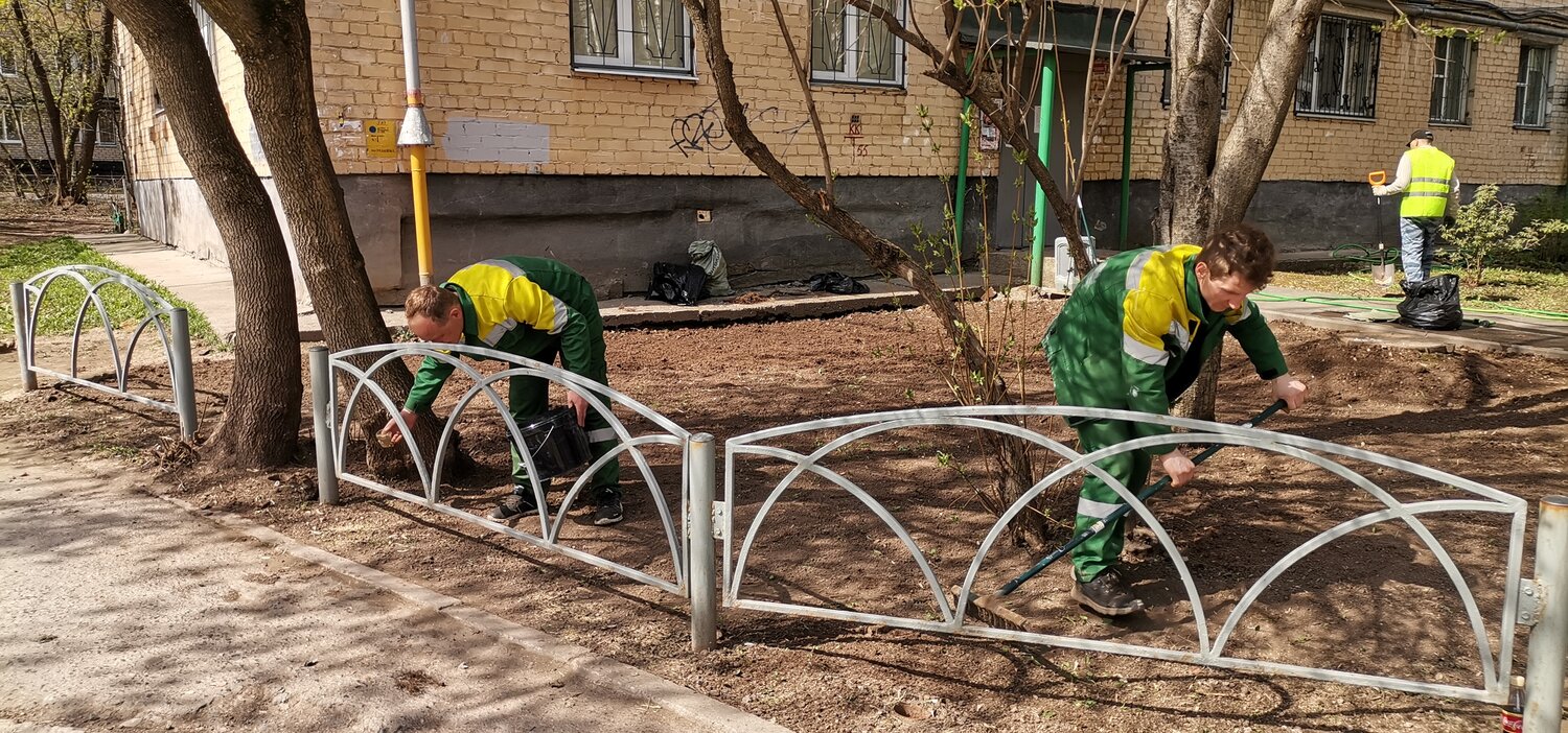 на детской площадке, во дворе, детская площадка, ограда, благоустройство городов