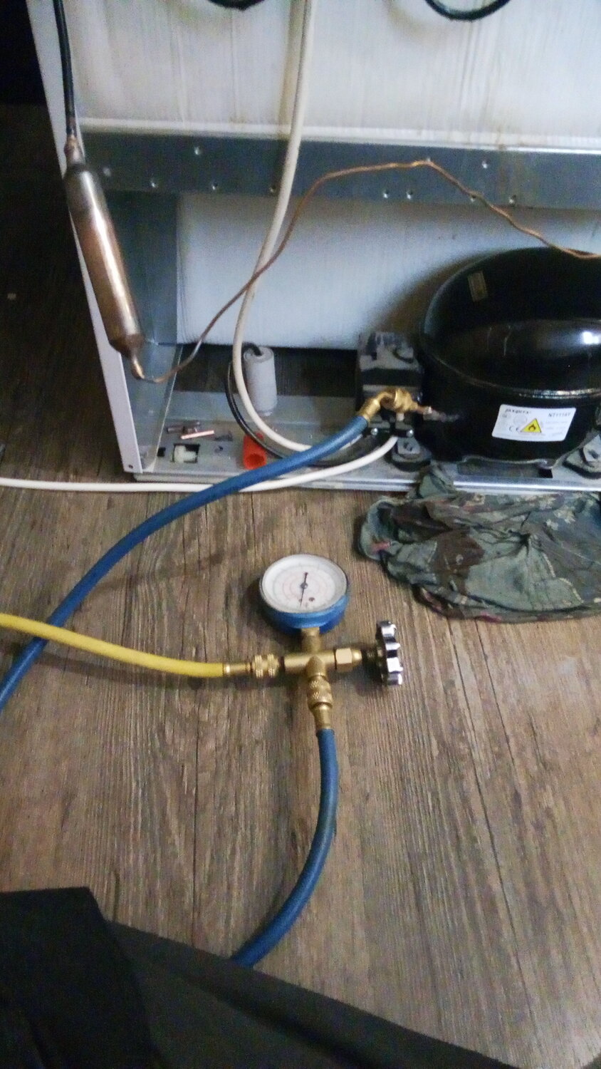 заправка фреоном, заправка фреоном холодильника, аристон встроенный утечка фреона, дозаправка холодильника фреоном r22, холодильник бирюса трубки хладагента