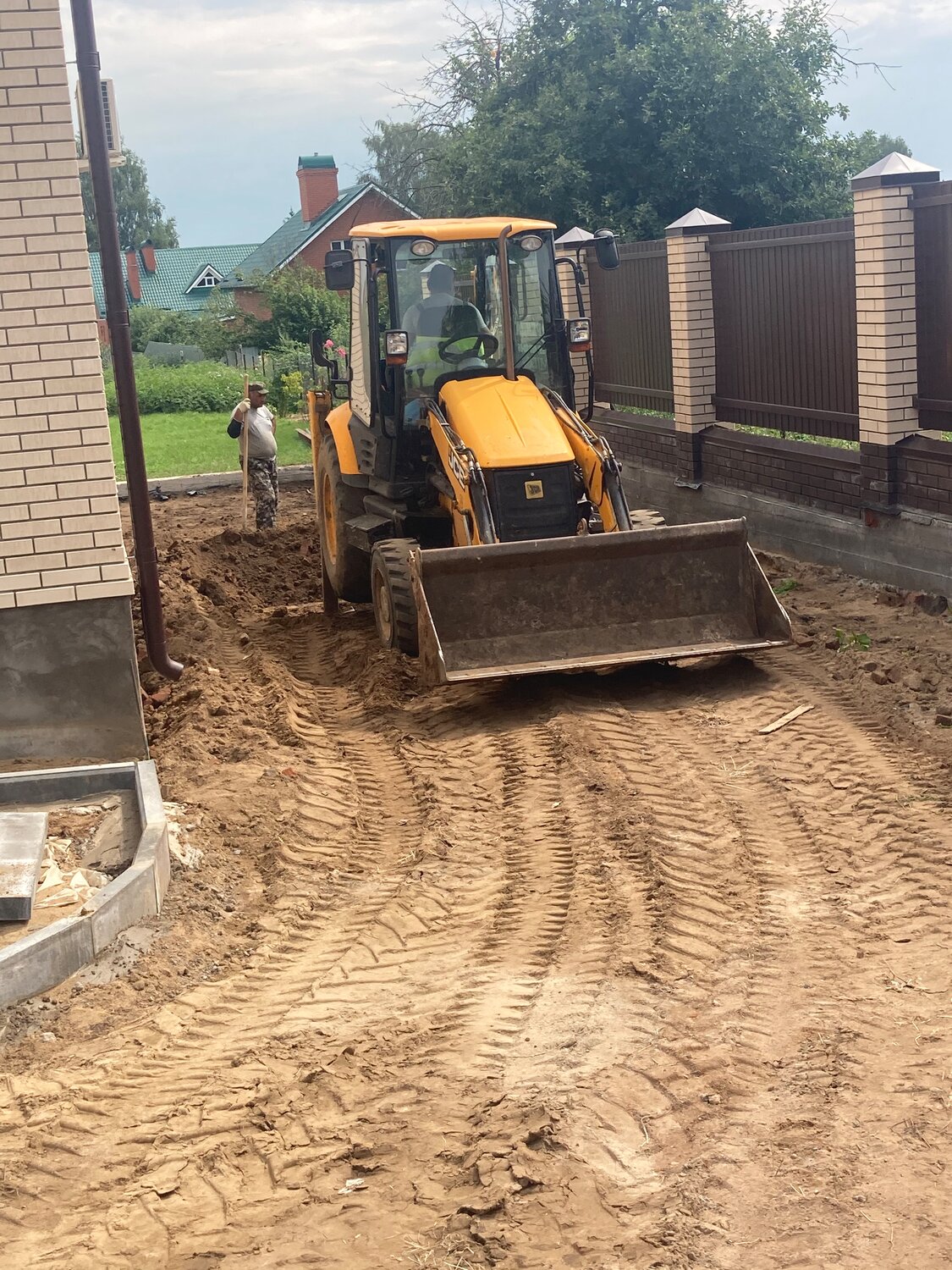 копка траншеи jcb, строительная техника, выравнивание участка, услуги экскаватора погрузчика, спецтехника