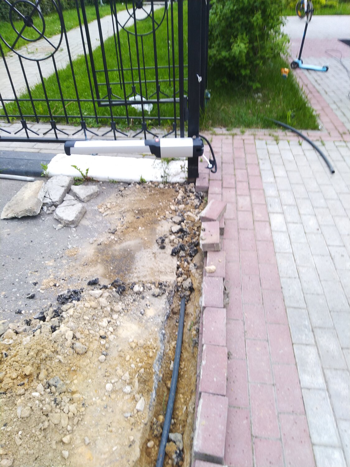 тротуар, перекрыл тротуар, фундамент под откатные ворота и брусчатка, грязный тротуар, улица