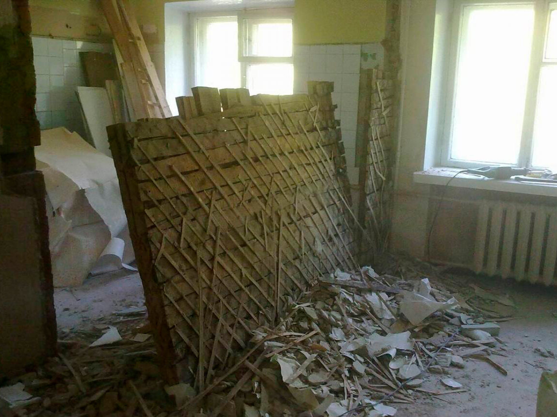 демонтаж деревянных перегородок, демонтажные работы, демонтаж стен, демонтаж деревянных стен, демонтаж перегородки в хрущевке