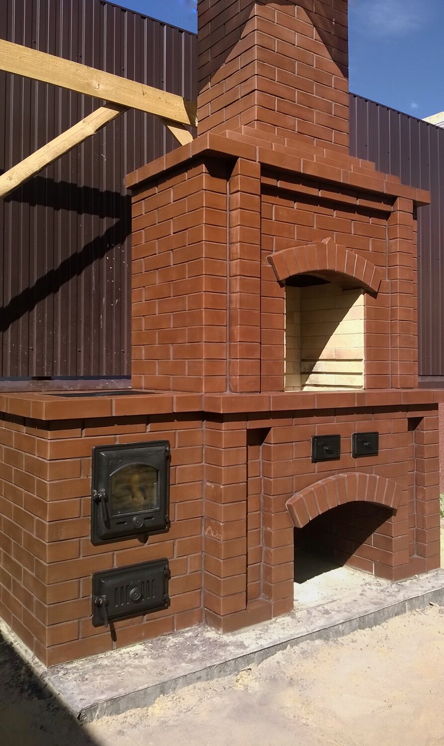 угловой комплекс барбекю из кирпича, барбекю из кирпича, печь барбекю из красного кирпича, барбекю из кирпича бордо, барбекю из кирпича с казаном