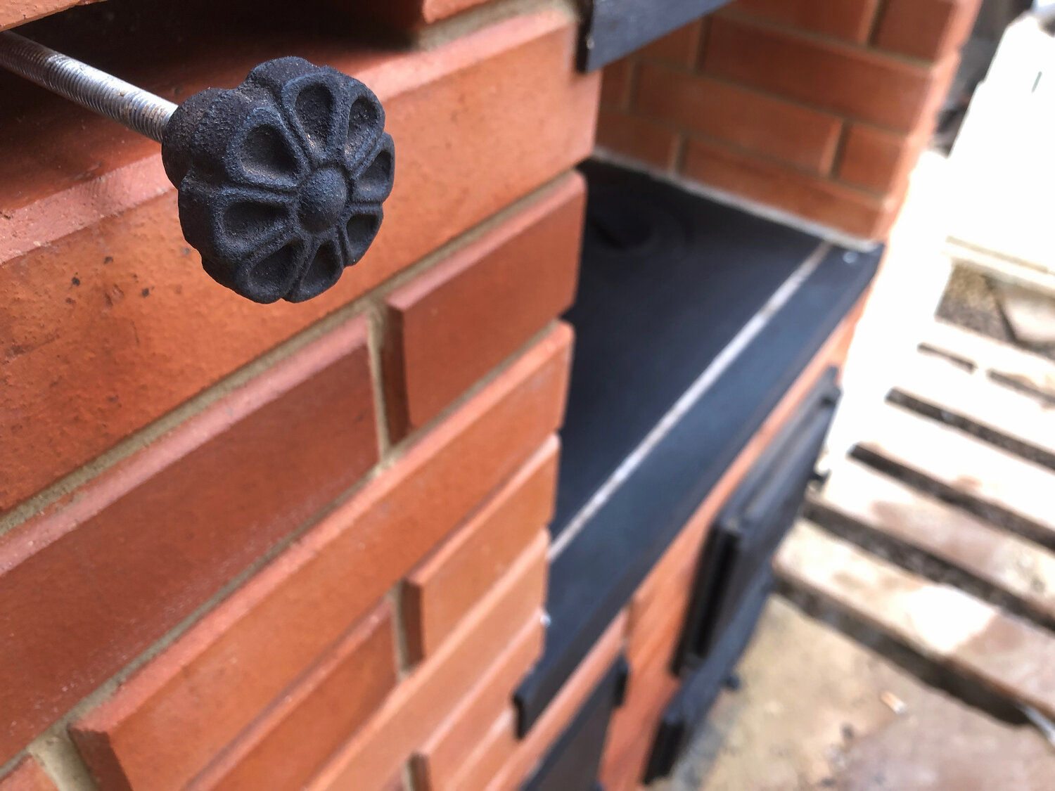 кладка клинкера, ковка, облицовочный кирпич под расшивку, крепеж для кованых решеток, кирпич