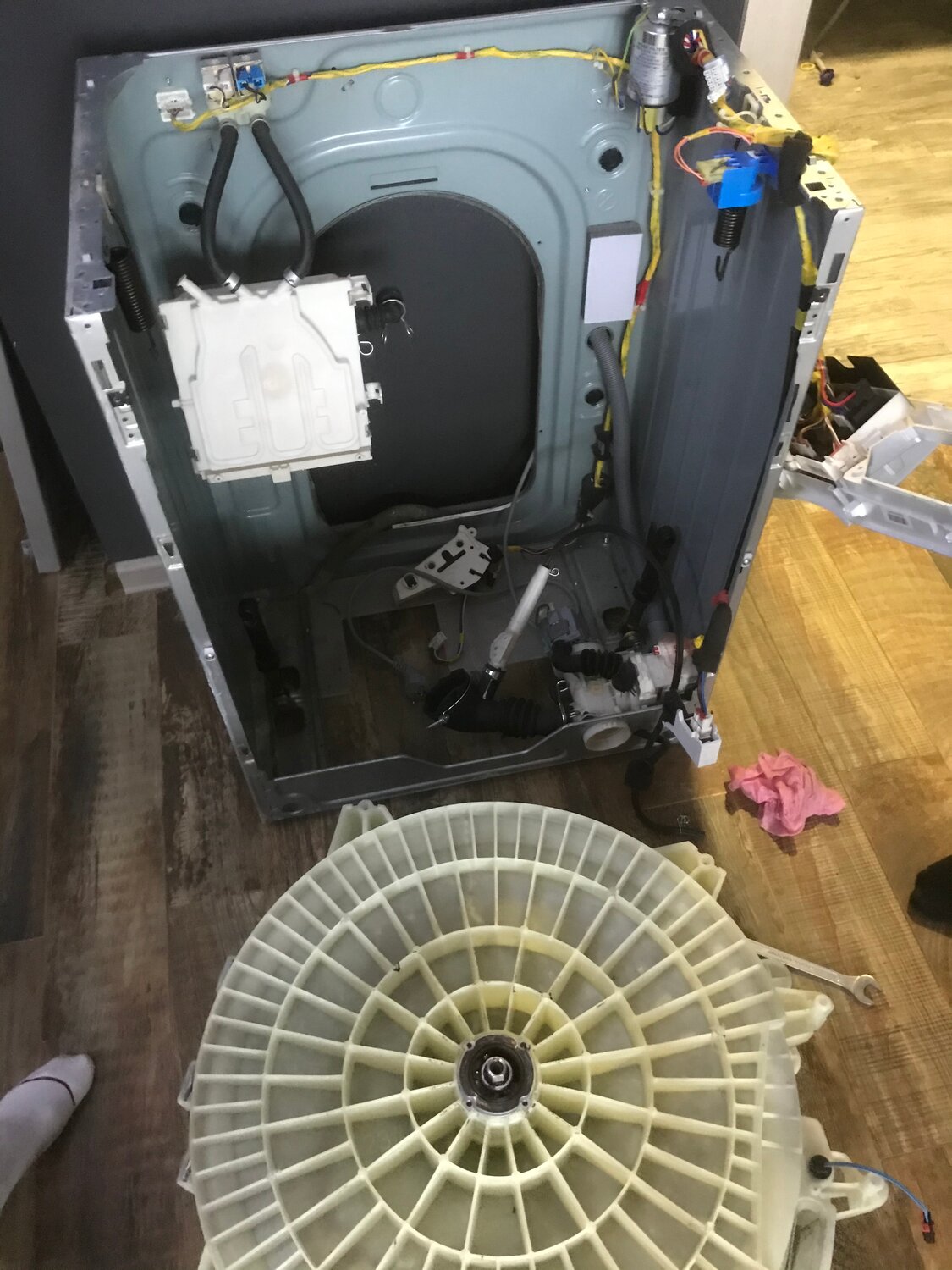 стиральная машина, стиральная машина whirlpool заклинило барабан, стиральная машина whirlpool awt 5100, занусси zwd 586 корпус барабана, устройство барабана стиральной машины с вертикальной загрузкой whirlpool
