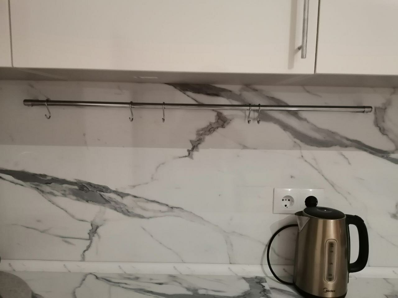 кварц vicostone bq8738 polished, фартук из плитки мрамор, мрамор, фартук для кухни, столешница кедр 2384 мрамор греческий