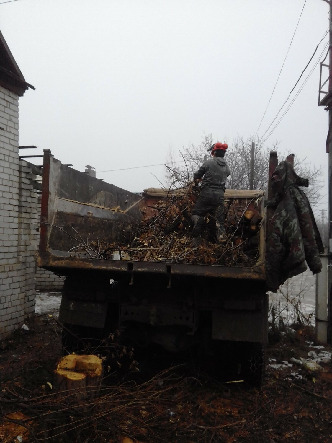 уборка и вывоз мусора с дачного участка, камаз 6622, уборка территории вывоз мусора, вывоз веток на камазе, строительный мусор