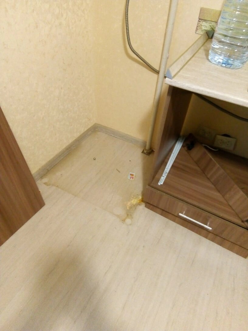 пороги для ламината между комнатами, укладка ламината без порогов, направление ламината в прихожей, укладка ламината 18 метров, стыковка плитки и ламината на кухне латунь