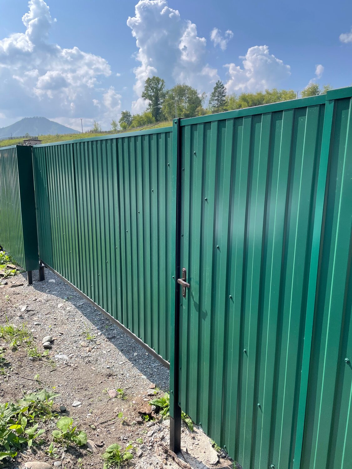 забор из профнастила, забор из профнастила с промежутками, забор из профлиста с металлическими столбами, забор из профлиста, секционный забор из профнастила