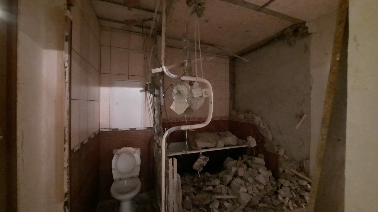 сантехкабина в панельном доме, демонтаж сантехкабины в панельном доме, гипсолитовая сантехкабина, сантехкабина, шиферная сантехкабина