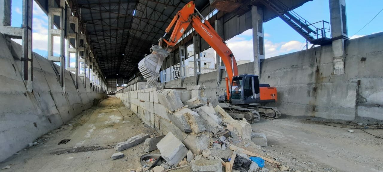 экскаватор hitachi 330 разрушитель, демонтаж зданий, снос, демонтаж склада, демонтаж железобетонного ангара