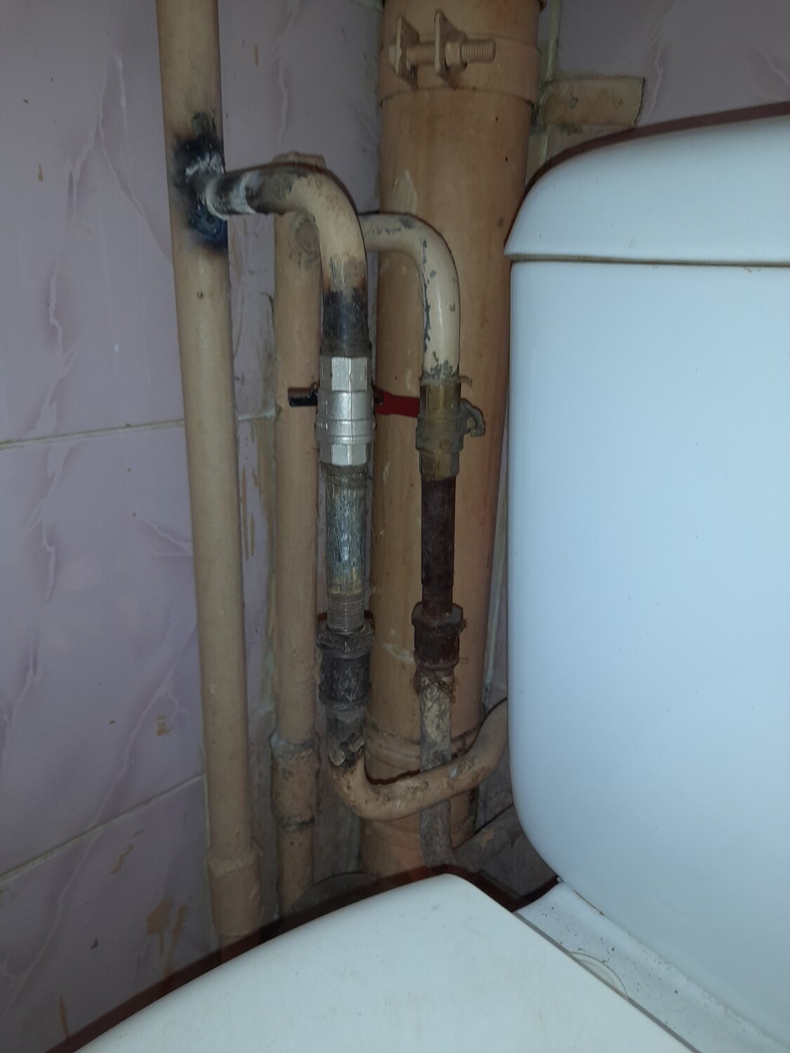 стояк водоснабжения, старые трубы в ванной, разводка воды за бачком туалета