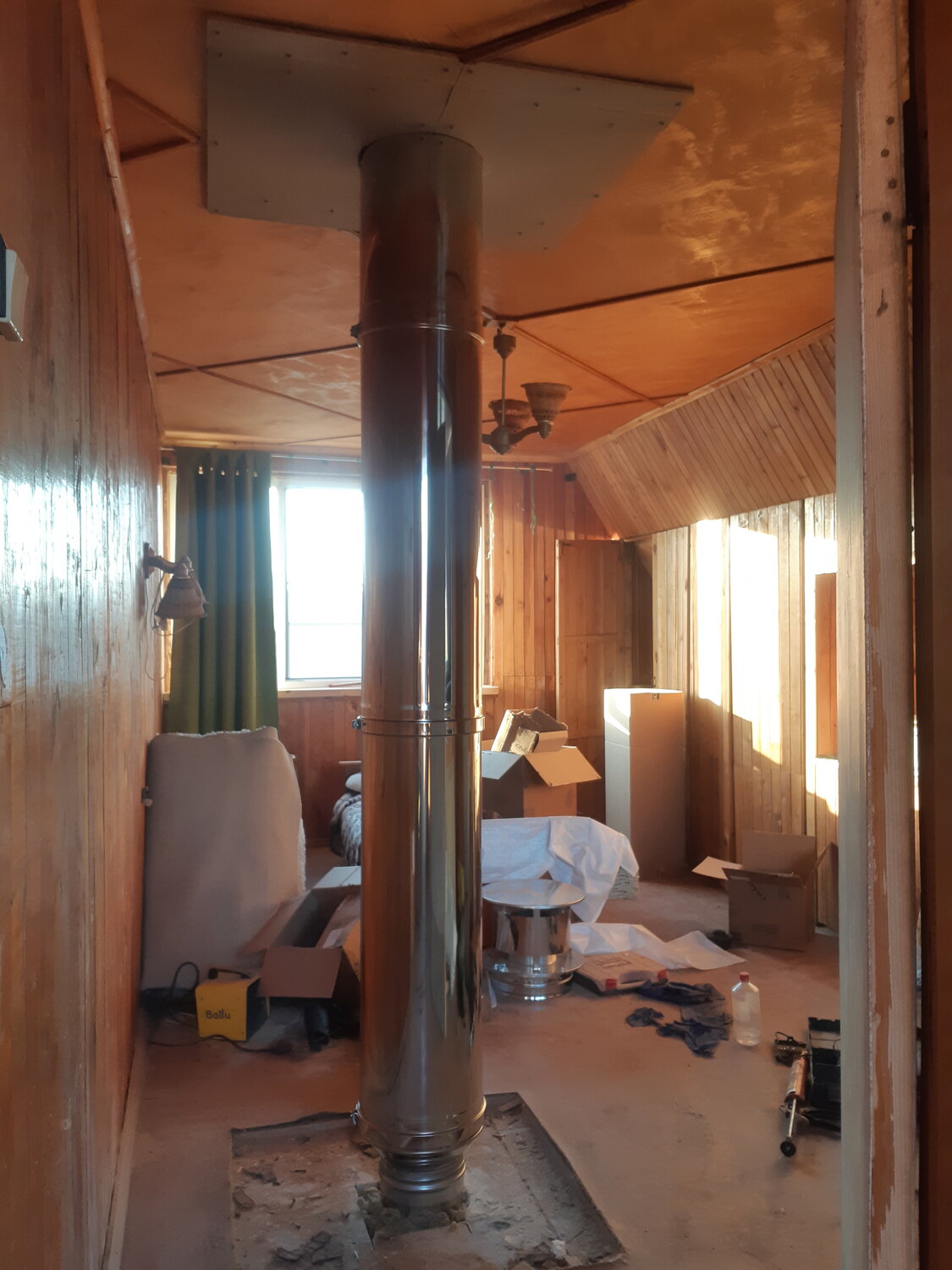 труба дымохода через 2 этаж, дымоход, дымоход для печи длительного горения через стену, дымоход для печи бахта, дымоход для бани