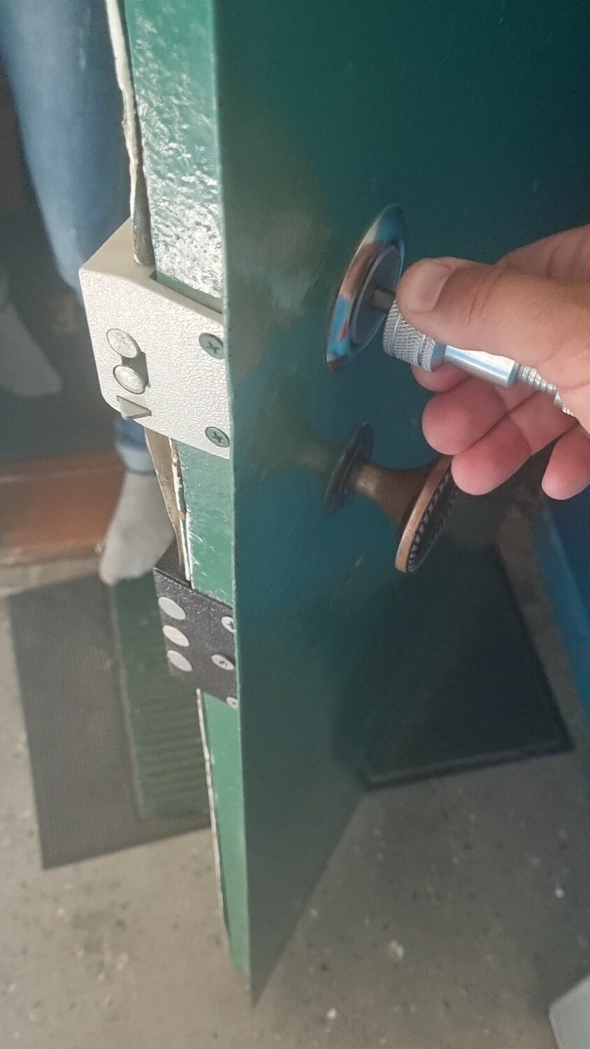 замок на входную металлическую дверь, дверной замок, заменить замок в металлической двери, замок в металлическую дверь, замок на железную дверь