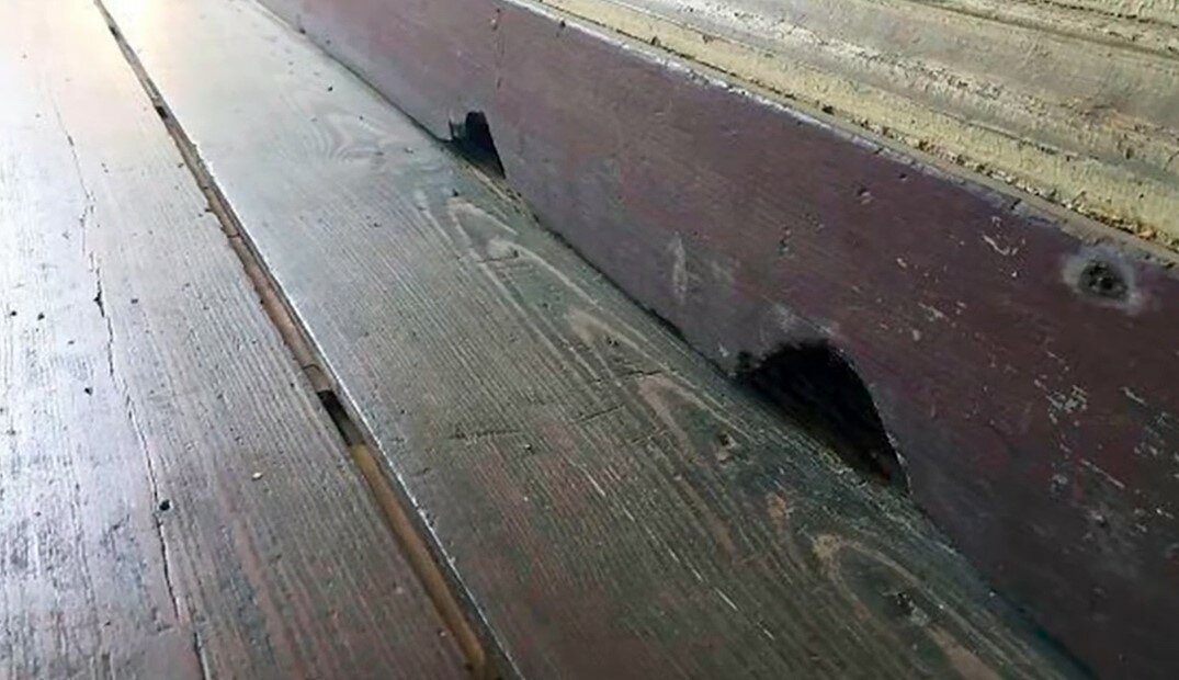 тайники в старых домах, тайник в старой стене, basement jacks, старые доски, отдушины в фундаменте