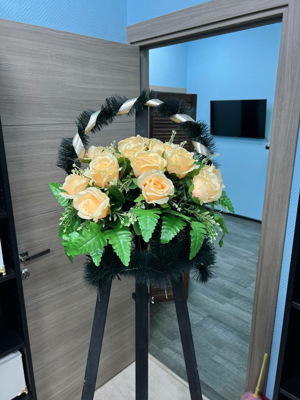 ритуальные корзины из искусственных цветов, ритуальная корзина из живых цветов, поминальные корзины из искусственных цветов, траурная флористика, ритуальные корзины из искусственных