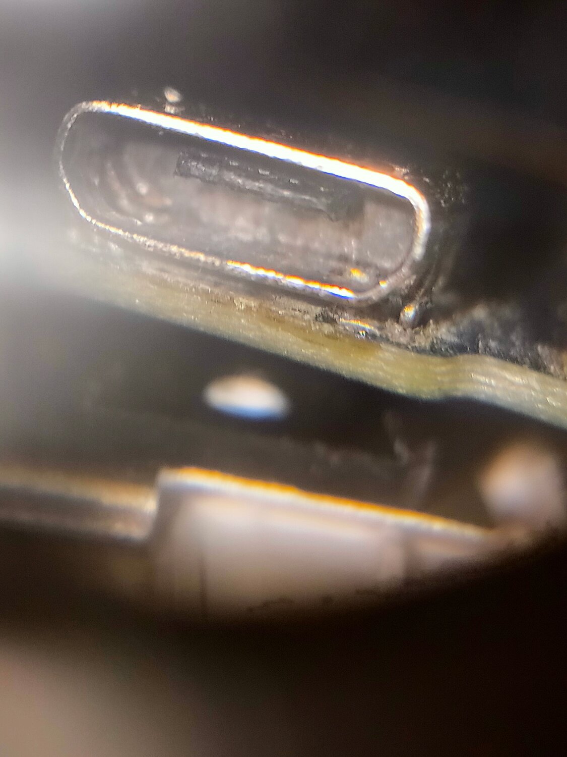разъем micro usb сломан, расшатался разъем для зарядки телефона, порт micro usb чистка, деталь, вздулась краска возле кнопки открытия багажника citroen c4 b7