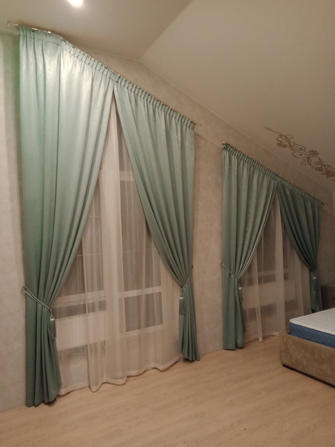 красивые шторы для спальни бирюза, шторы на двойные окна с простенком в зале бежево бирюзовые, шторы бархатные ментол, занавеска, ламбрекен