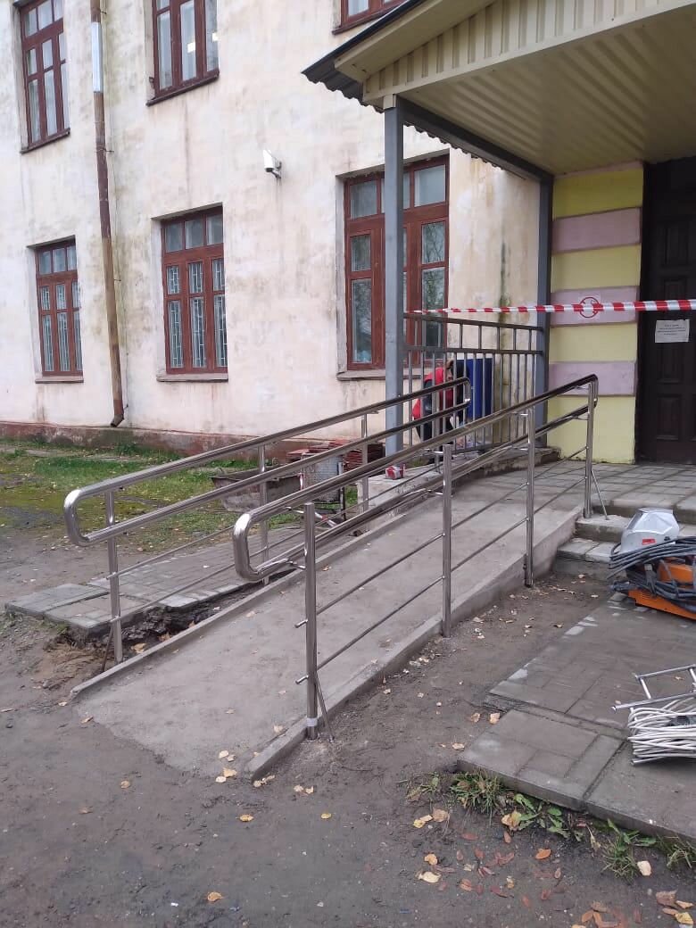 пандус, металлическая лестница с пандусом, пандус у многоквартирного дома, пандусы в жилых домах, пандус доступная среда