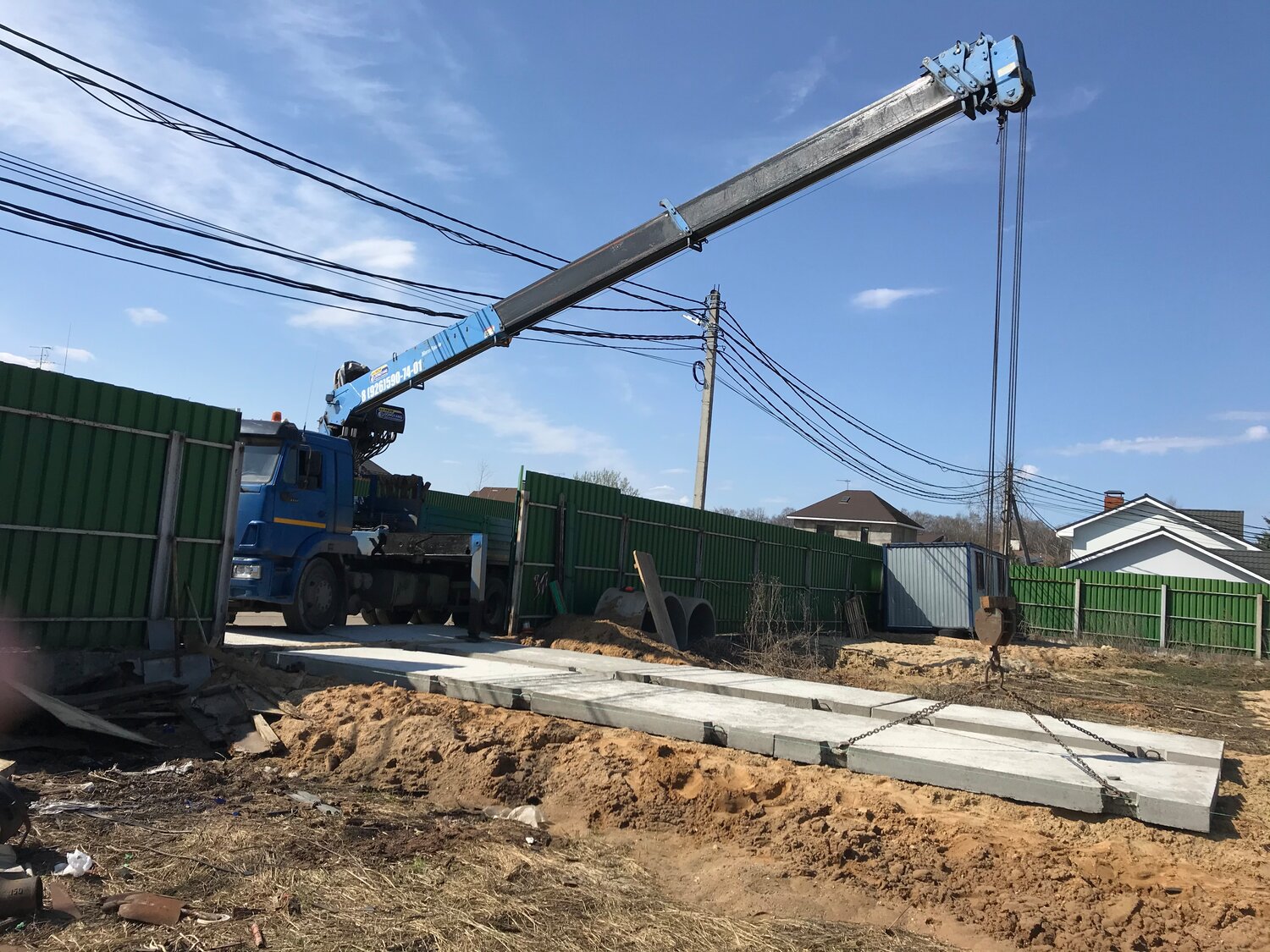 лидерное бурение скважин под сваи, бурение ямобуром под сваи, бурение под сваи, лидерное бурение скважин под опоры ямобуром, стройплощадка фундаменты