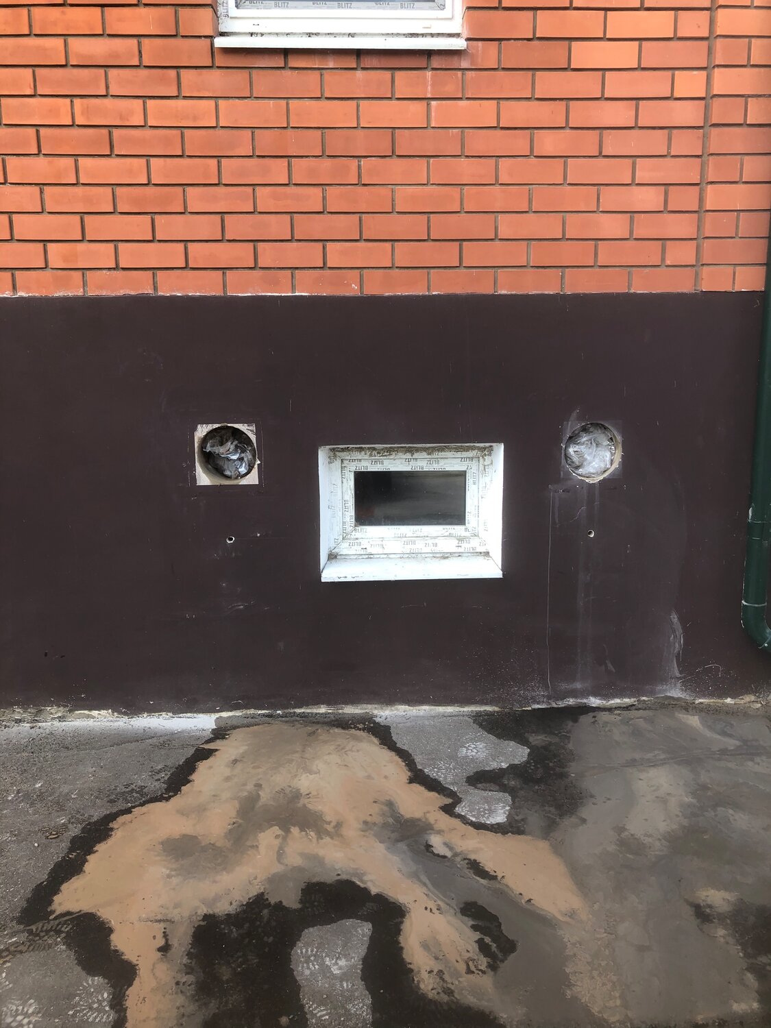 подвальные окна, окна в подвале, помещение, газификация частного дома, стена дома