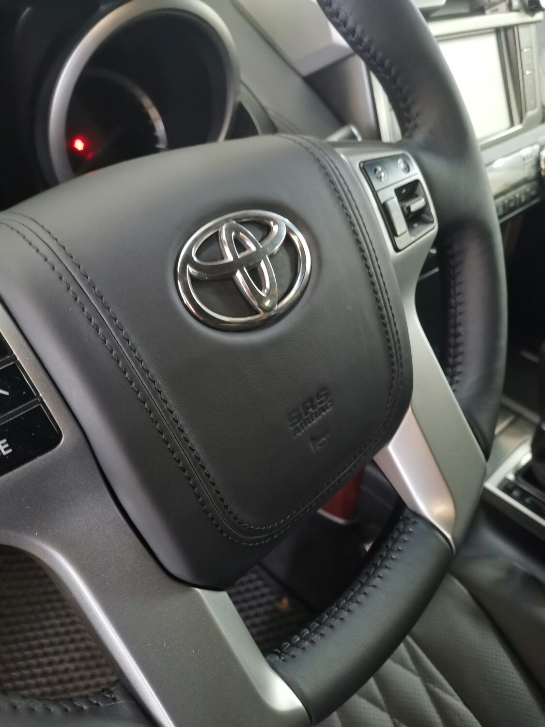 руль toyota land cruiser 200 2016, перетяжка руля ленд крузер 200, перешив руля прадо 150, кожа для руля nappa прадо 150, руль прадо 150 2019