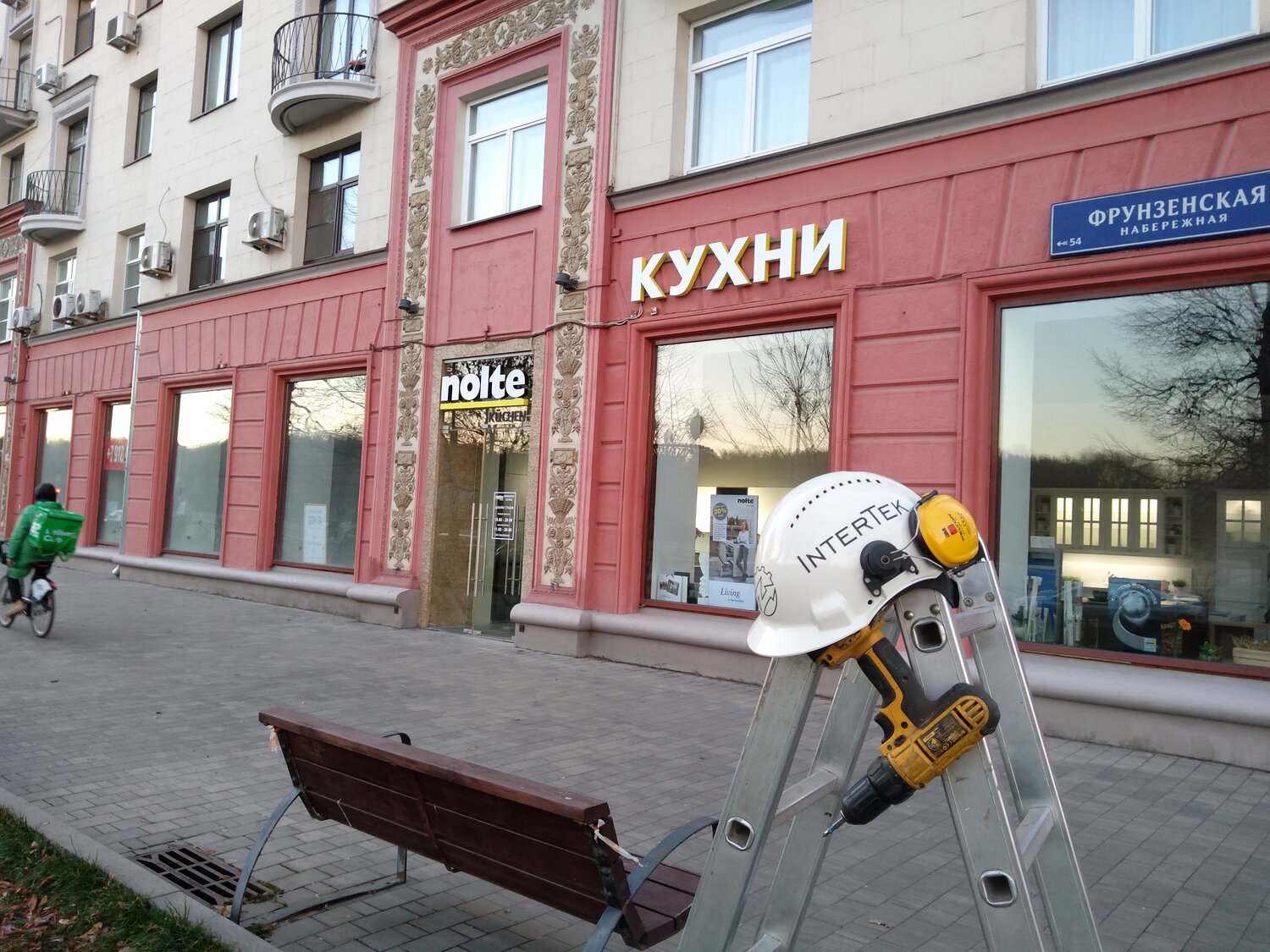 фрунзенская наб 34, наружная реклама, реконструкция вывесок, здание, техника