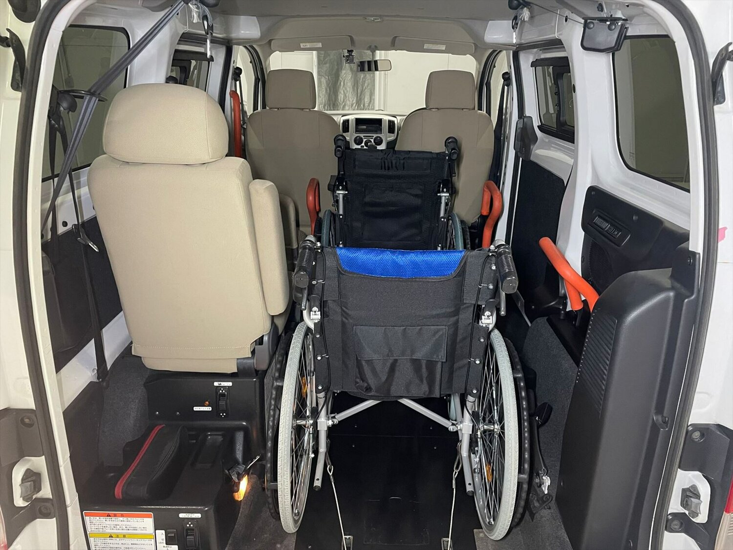 nissan nv200 в комплектации для перевозки инвалидов, форд торнео 8 мест, трансформация салона ниссан nv200, ремни безопасности для перевозки инвалидов-колясочников, перевозка инвалидов