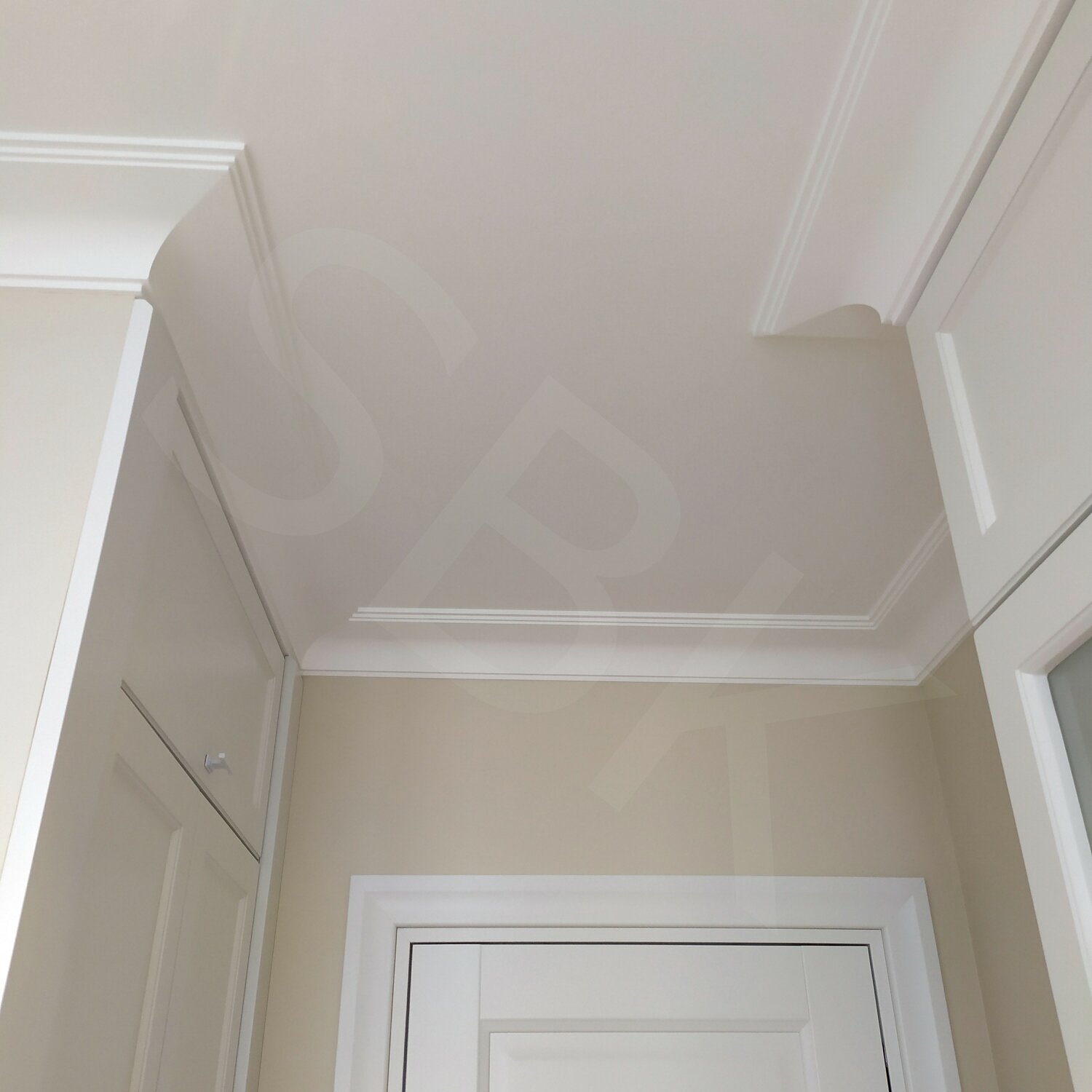 краска benjamin moore cream, карниз orac decor c217, орак декор, молдинг px102 "orac axxent", натяжные потолки в прихожей