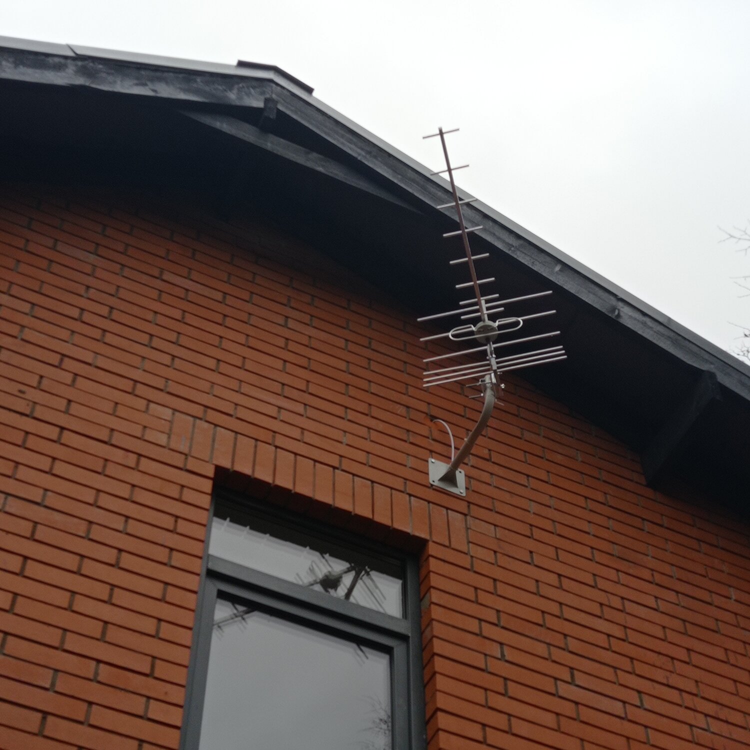антенны, телевизионная антенна, крепление антенны на фронтон дома, антенна на крыше дома, эфирная антенна