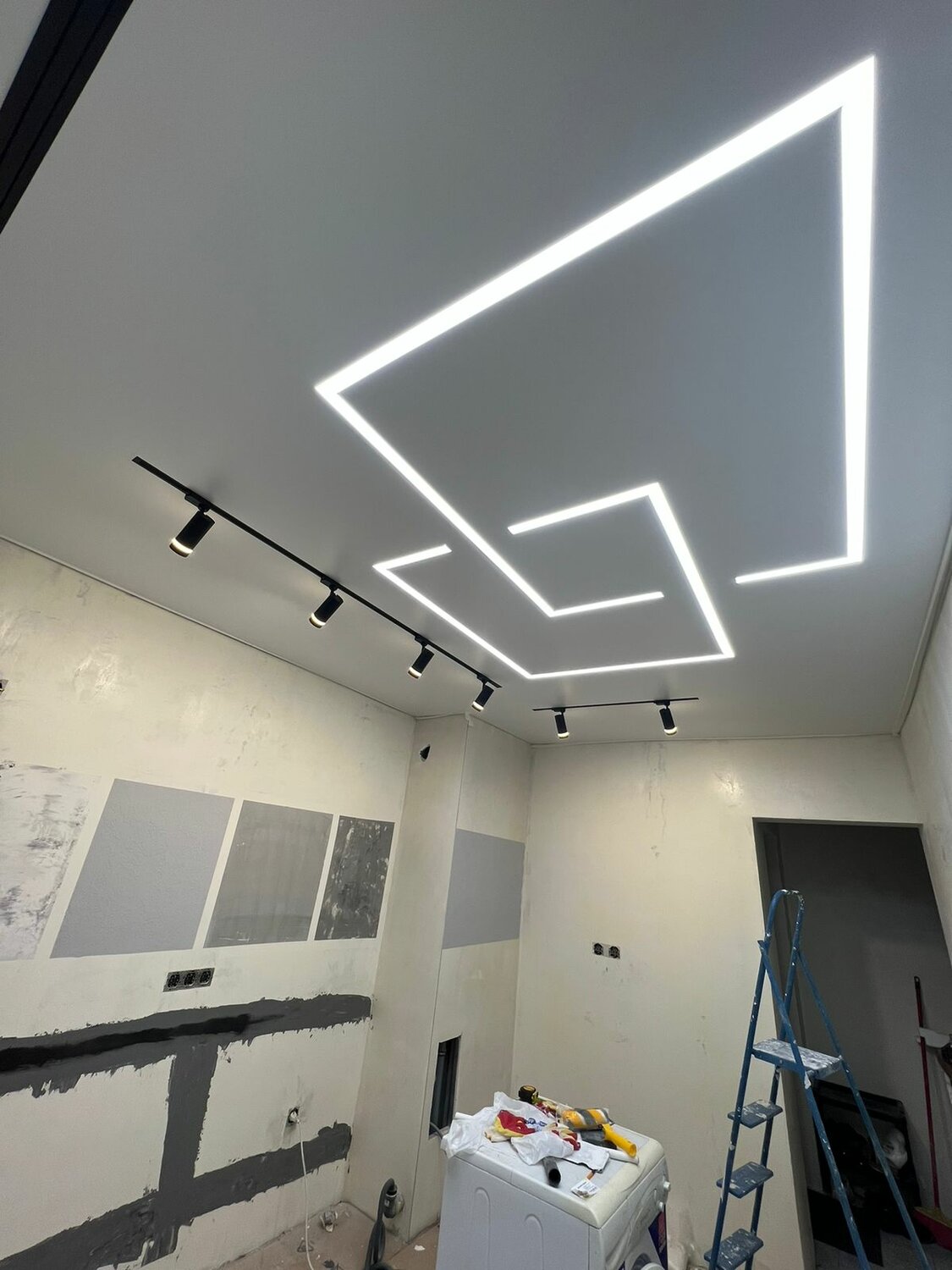 натяжной потолок со световыми линиями, световые линии, световые линии на натяжном, потолок световые линии, потолки современные дизайн