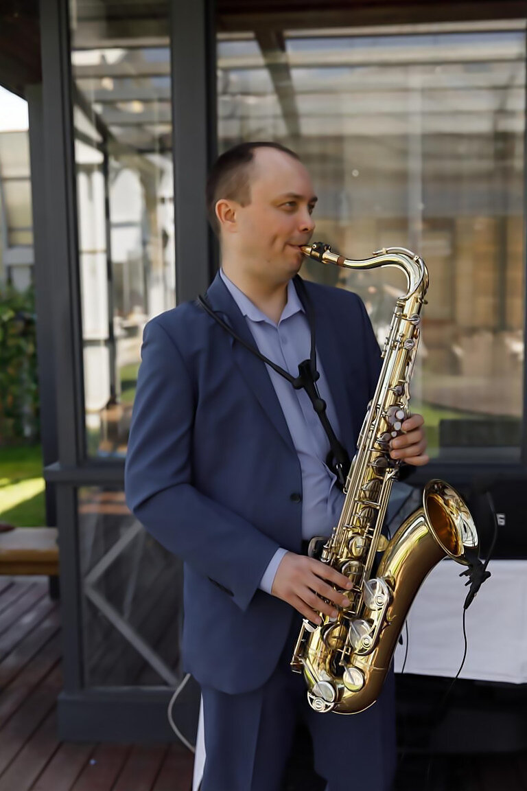 саксофонист, игра на саксофоне, вячеслав захаров саксофонист хабаровск, саксофон, роман наумец саксофон