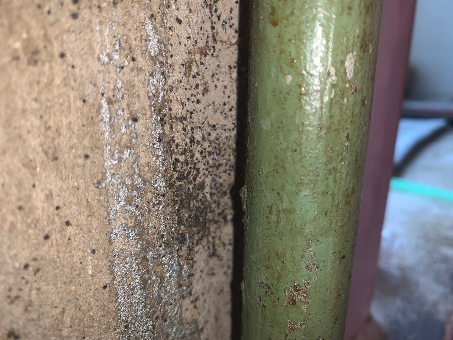 свищ в трубе, трубы, свищ на трубе холодной воды, ржавая труба, свищ на трубе горячей воды