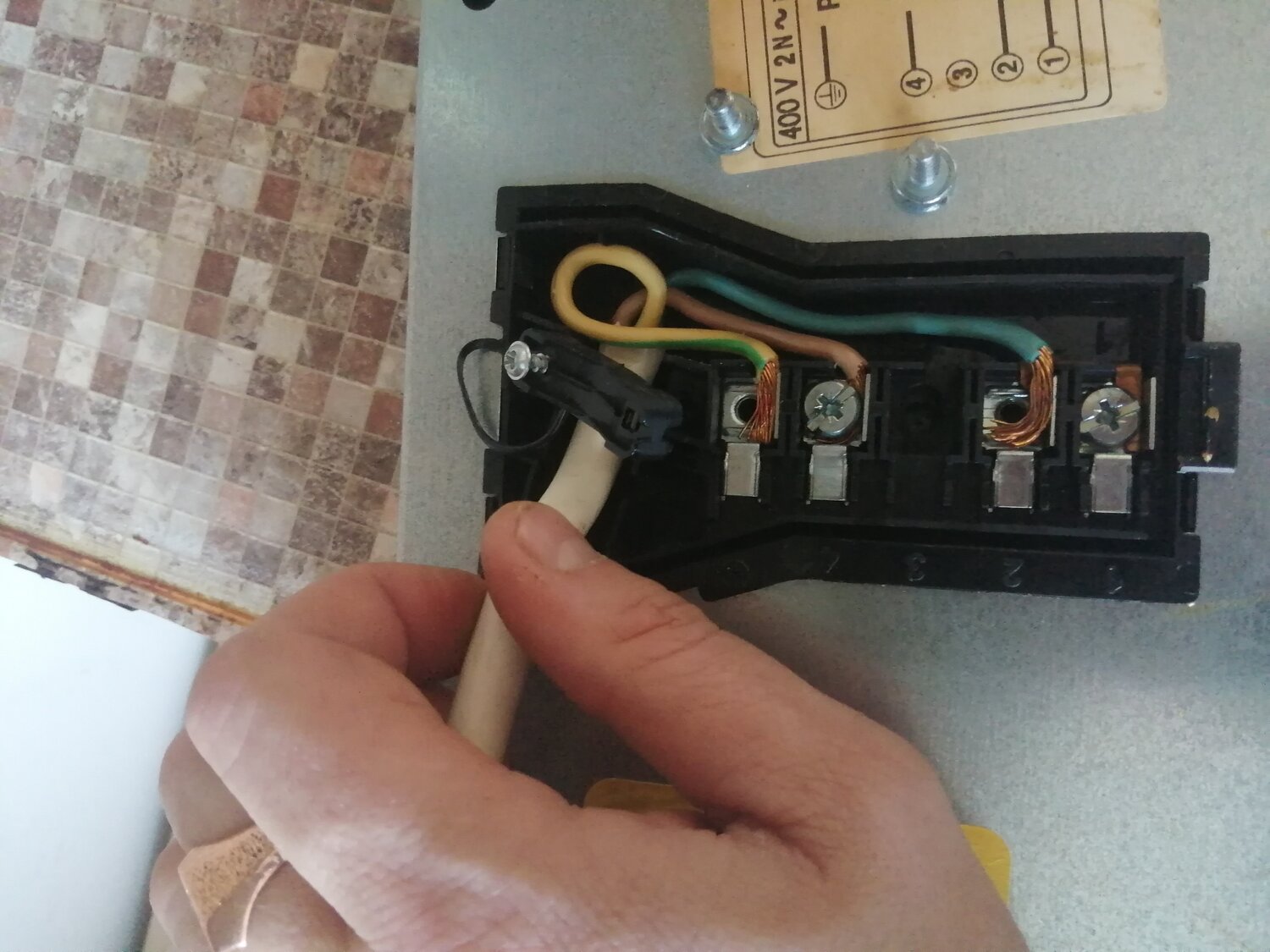 подключение варочной панели, подключение варочной панели к электросети, кабель подключения варочной панели bosch pkf652bb1e, подключение электрической варочной панели, bosch pke645b17 клеммник