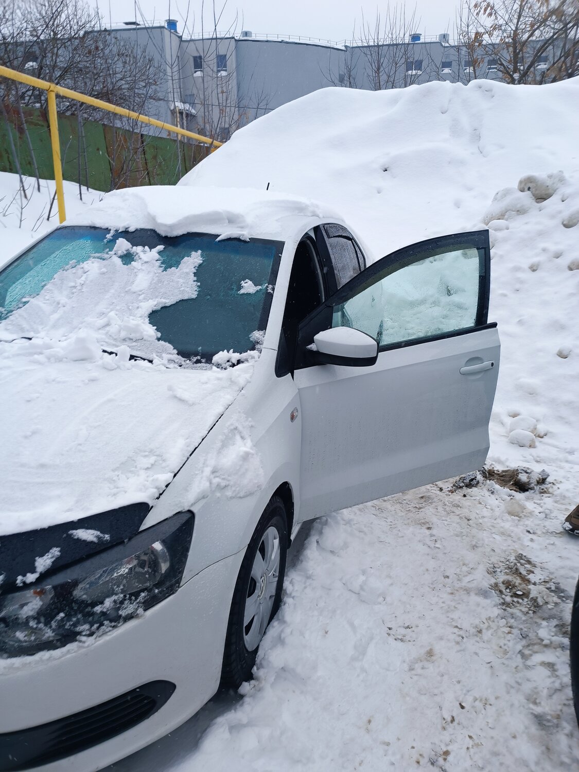белый фольксваген поло, белая шкода рапид, škoda rapid, volkswagen polo, белая шкода