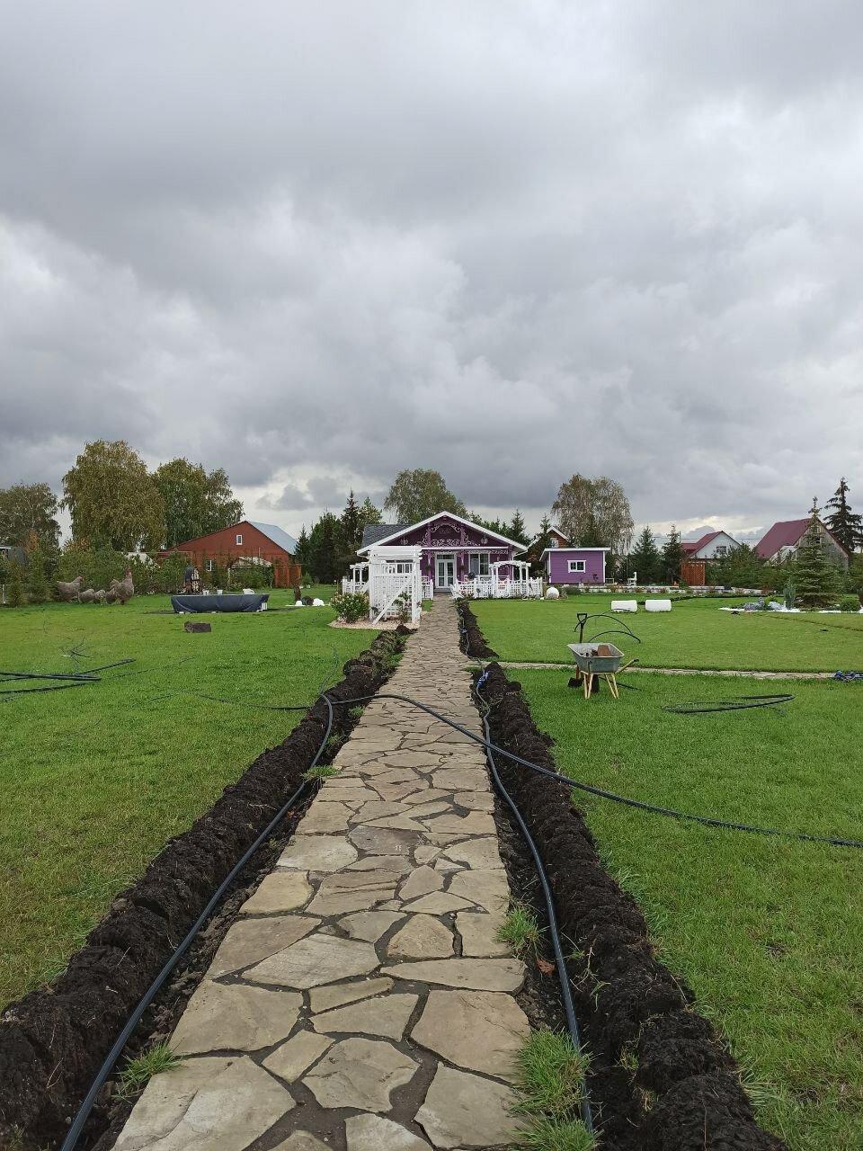 дорожки на участке загородного дома, дачные дорожки, дорожки на участке, дорожки на даче, плитняк для мощения