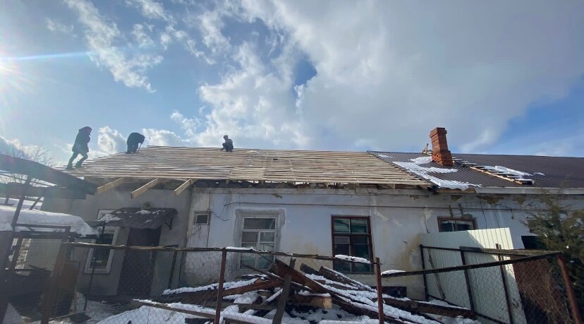 пожар в частном доме, дом в селе, сорванные крыши домов, сгоревшие дома, дом после пожара