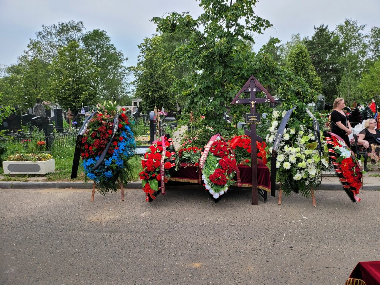могила, кладбище, могила алексея баталова, могила галины вишневской, кладбище могила