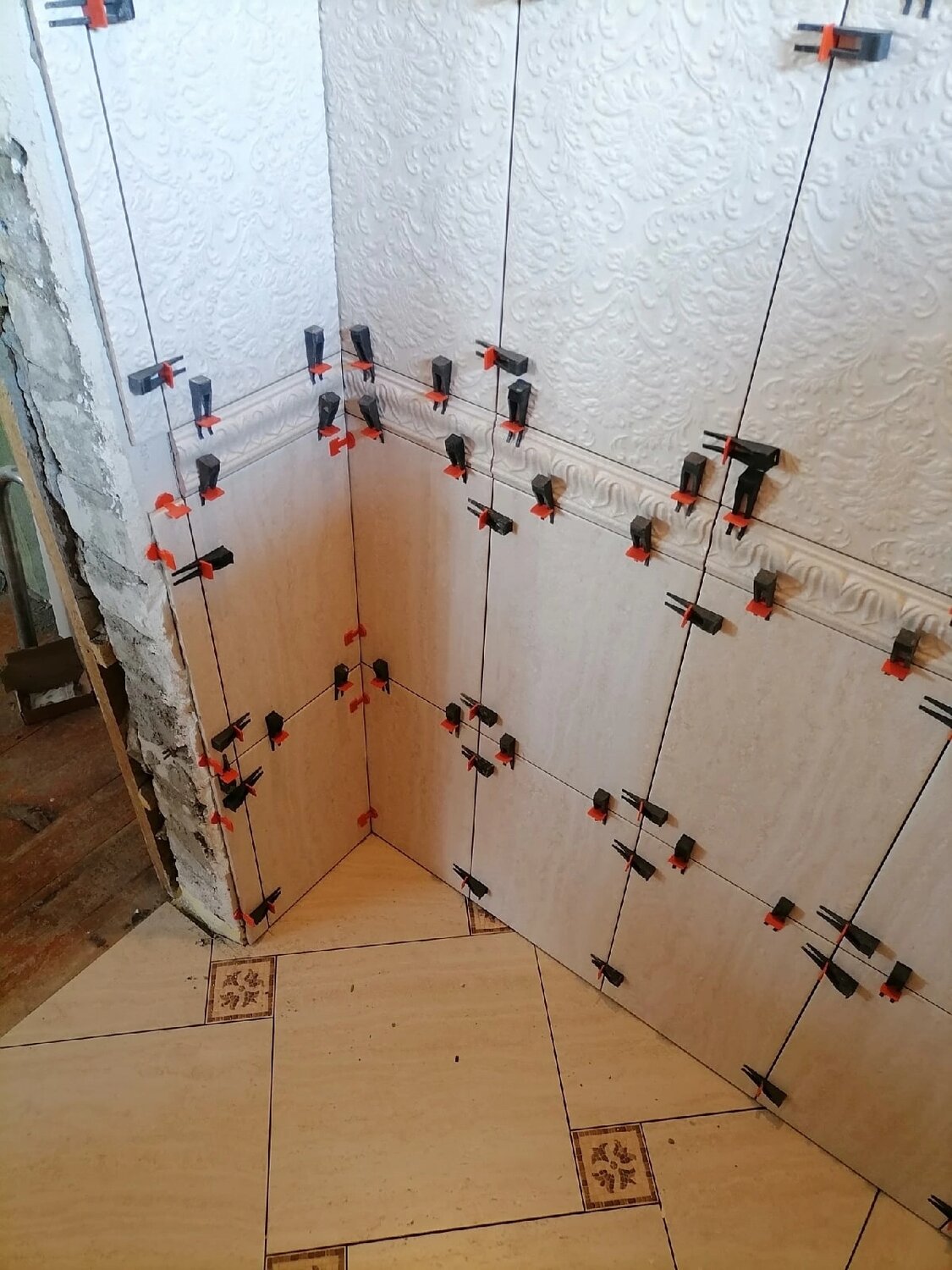 для укладки плитки, система укладки плитки на стену, выравнивание плитки, системы выравнивания плитки, укладка плитки на стену