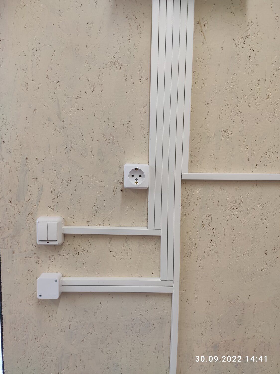 монтаж электропроводки, открытая электропроводка, монтаж кабеля, разводка электропроводки в квартире, разводка электропроводки