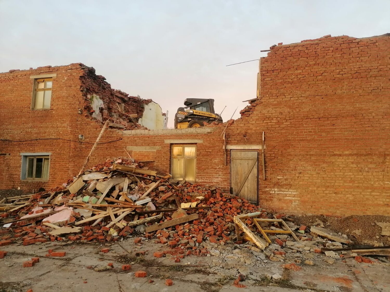 снос зданий, снос дома, обрушенное здание после землетрясения стены остались, на стройке, аварийное здание