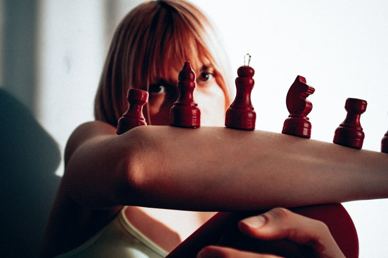 шахматы, игры шахматы, chess game, chess, рука с шахматной фигурой