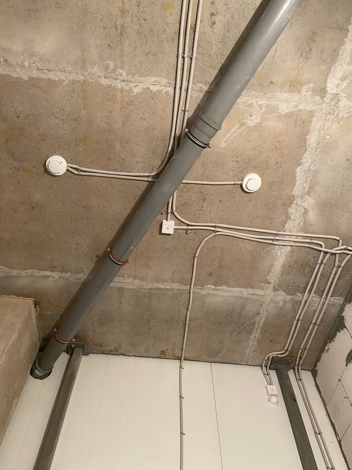 разводка труб, монтаж проводки, монтаж электрики, монтаж вентиляции, крепление канализационных труб 110 к потолку