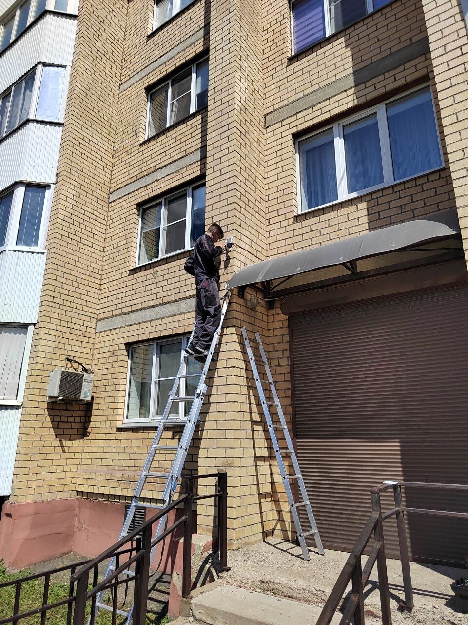 лестница приставная, выдвижная лестница, пожарная лестница, фасад здания, лестница раздвижная