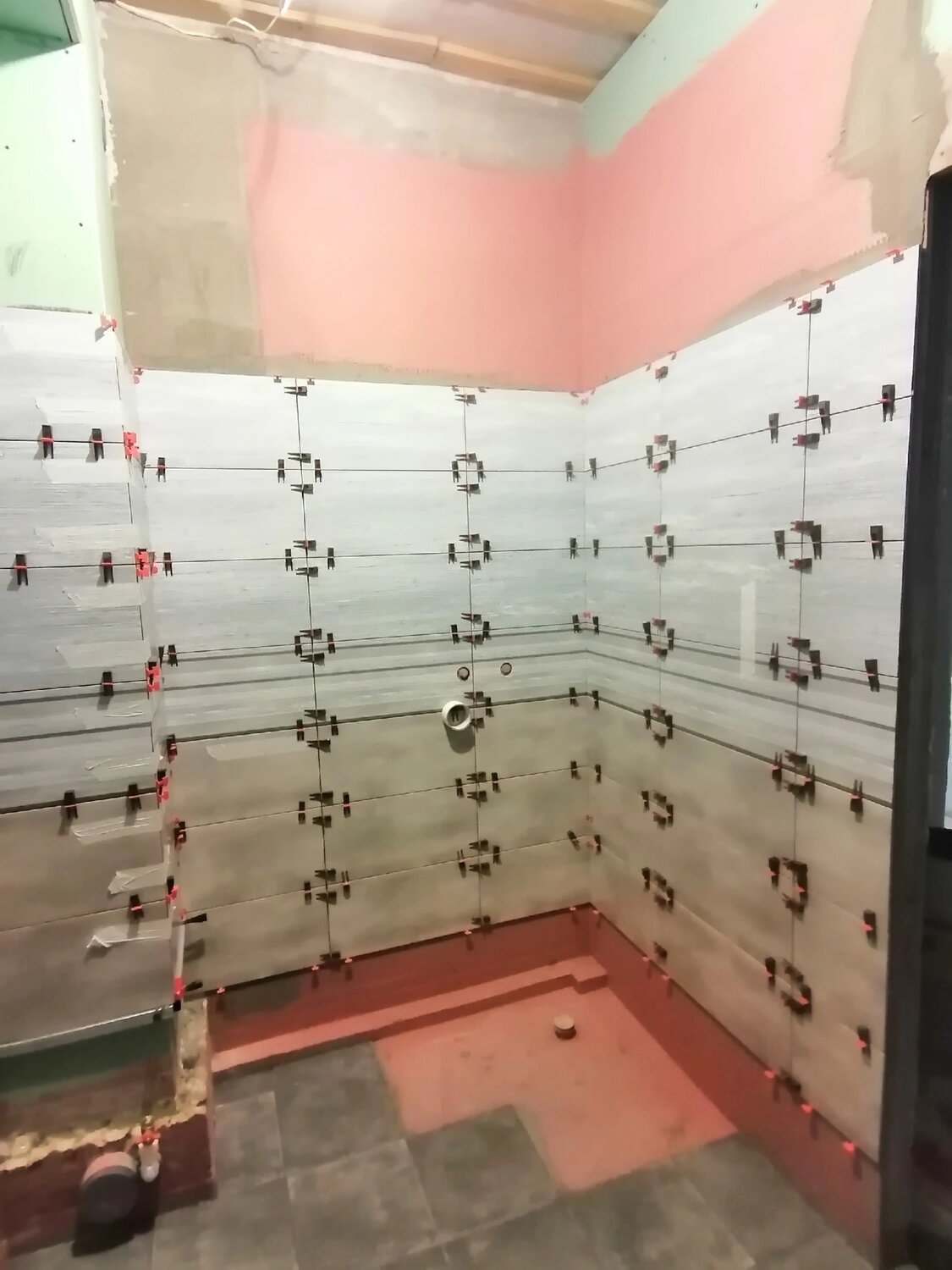 укладка плитки, выравнивание плитки, система свп для плитки на стену, облицовка плиткой, укладка кафеля